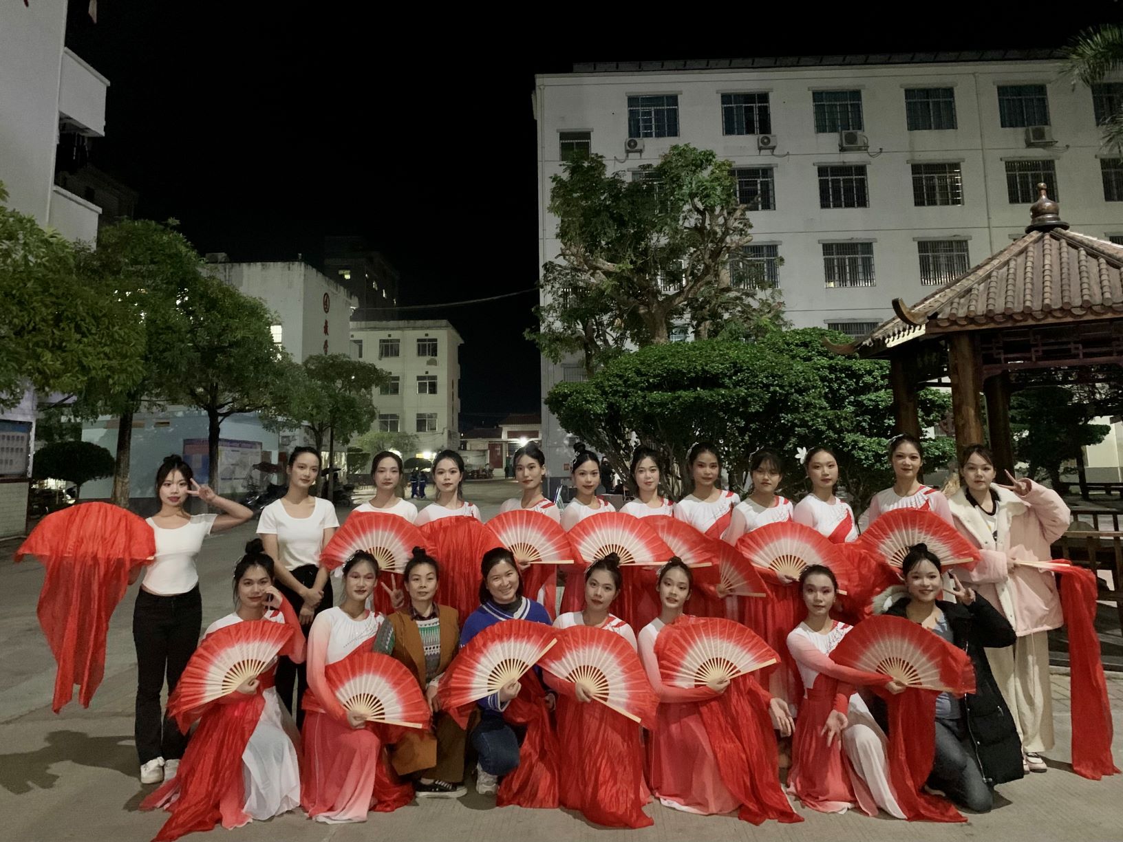 BWTY.COM宝威体育(中国)公司到木乐一中绘画展示、参与晚会表演