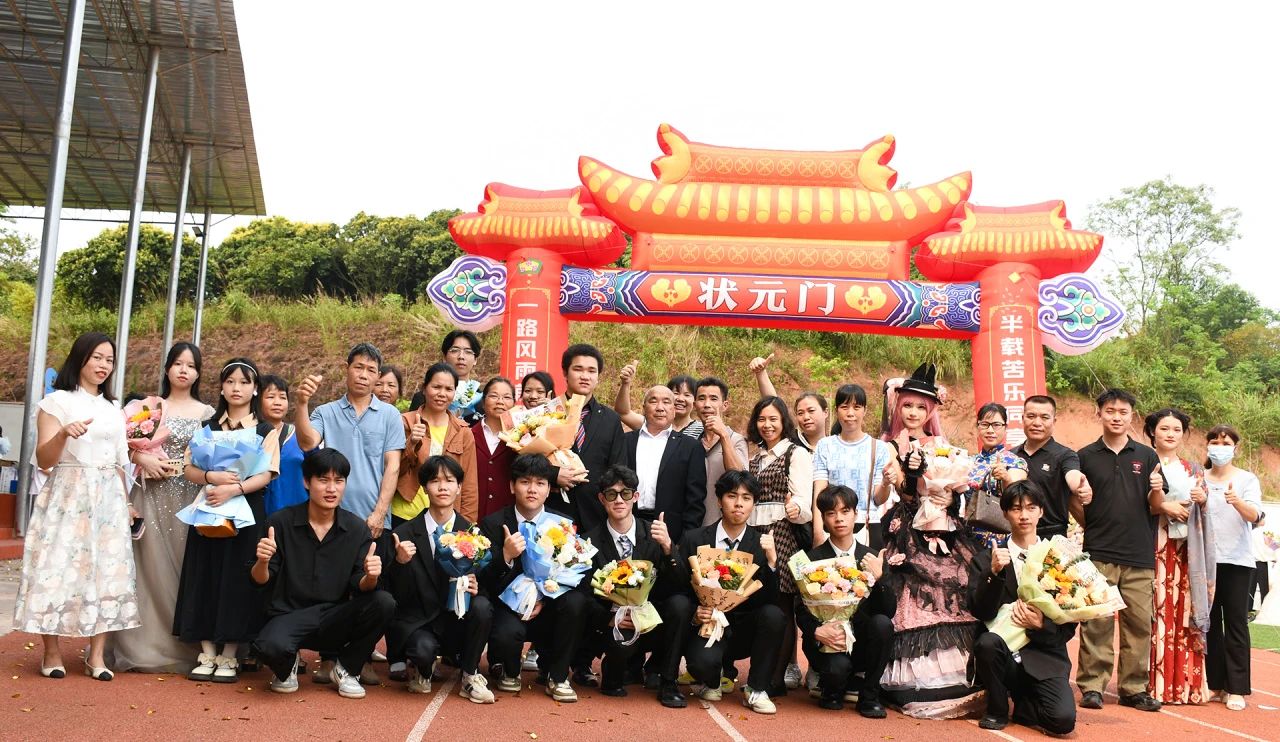 实现报效祖国的远大理想和抱负，我校隆重举行“十八而至正青春，挺膺奋进新征程”——2024届成人典礼仪式 丨 BWTY.COM宝威体育(中国)公司